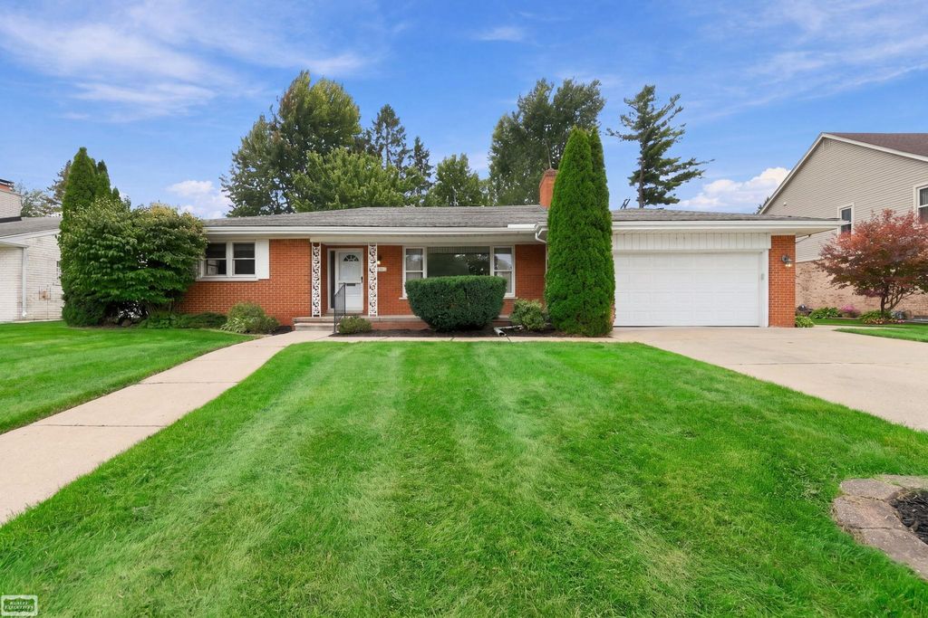 25445 Graceland Cir, Dearborn Heights