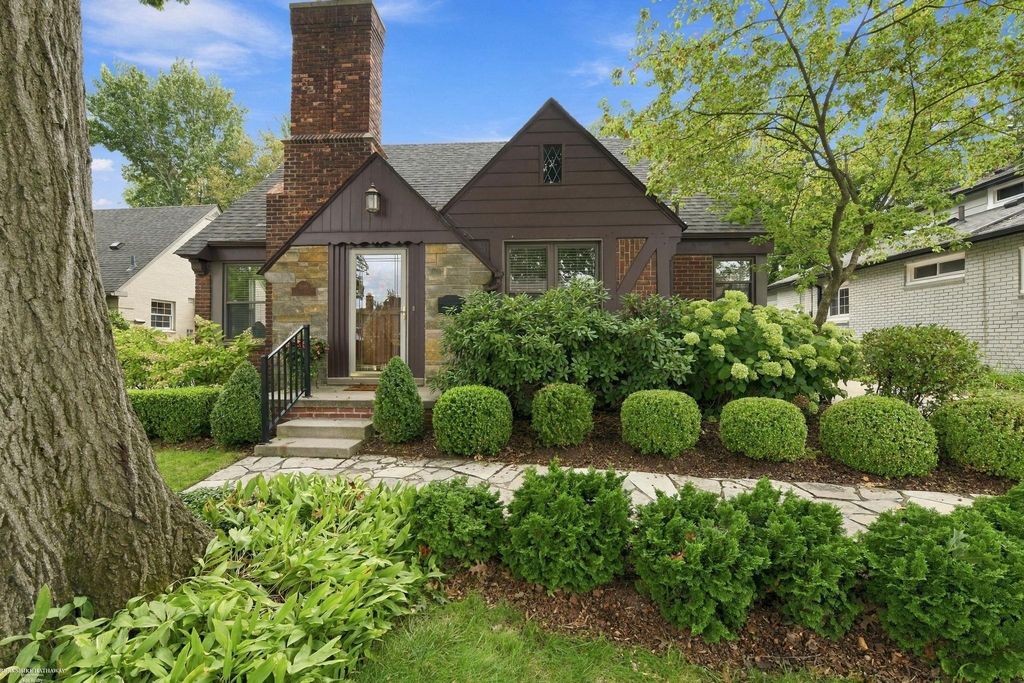 1595 Ford Ct, Grosse Pointe
