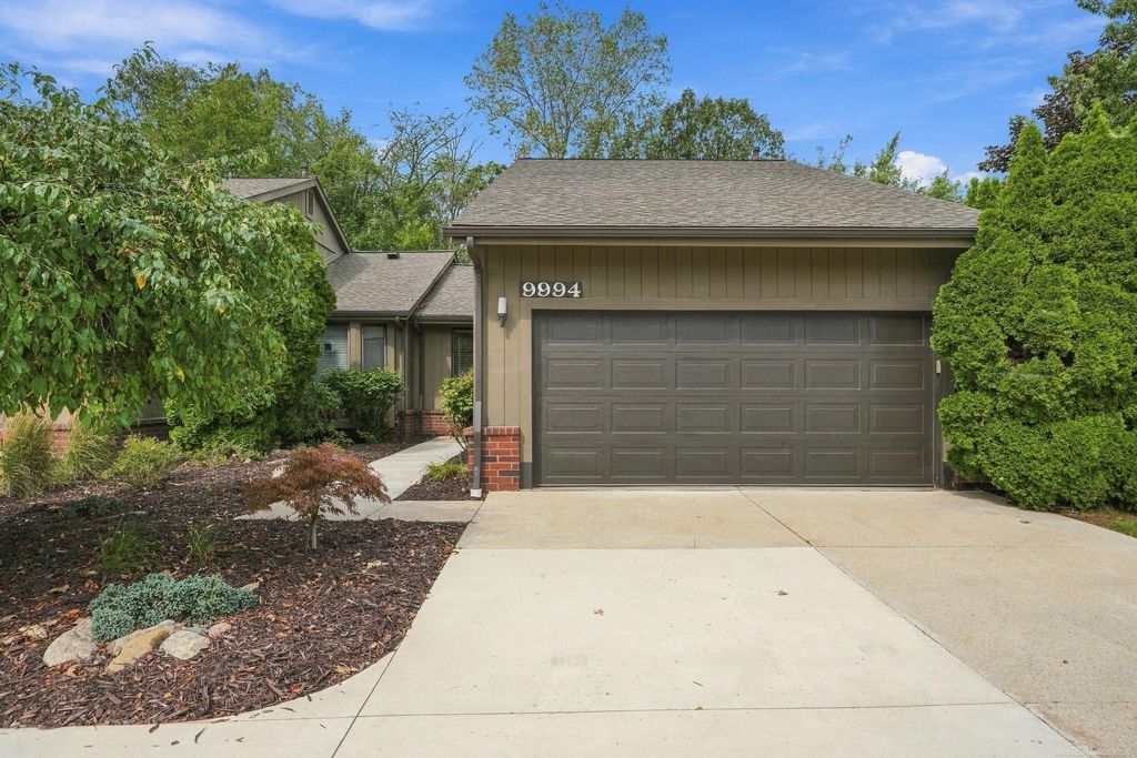 9994 Hawthorne Glen Dr, Grosse Ile