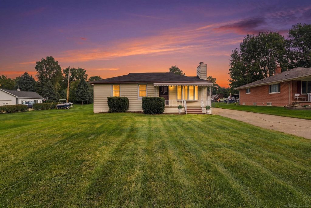45584 N Branch Dr, Macomb