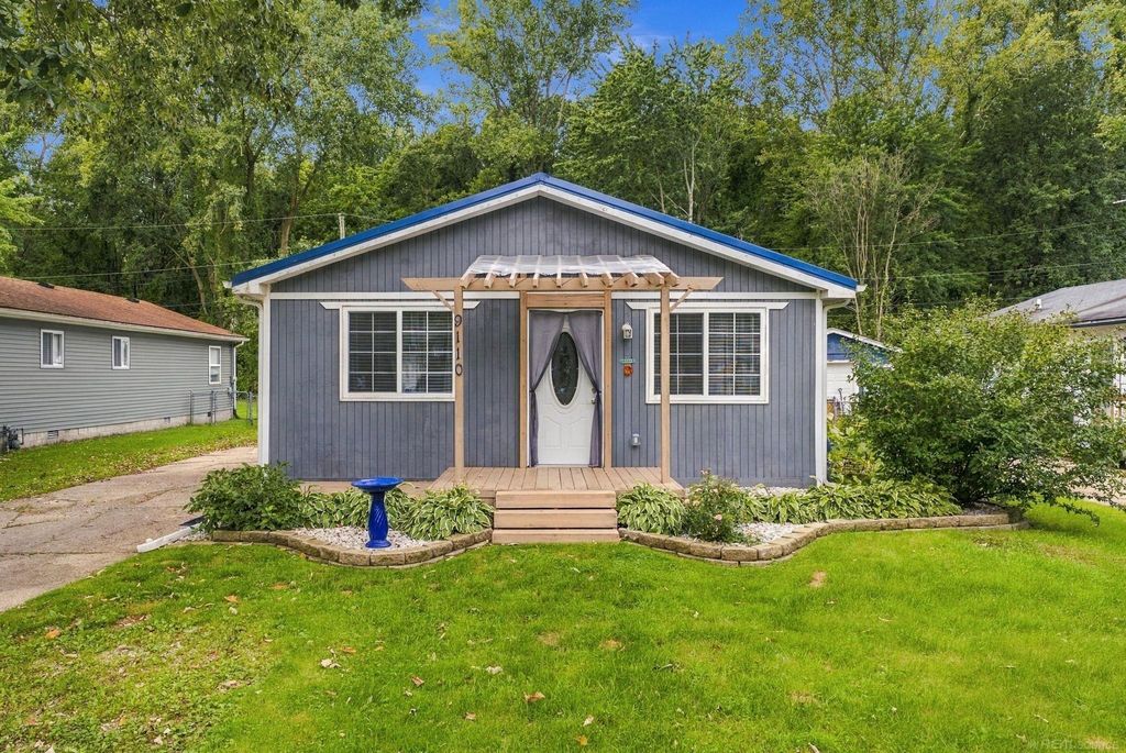 9110 Island Dr, Algonac