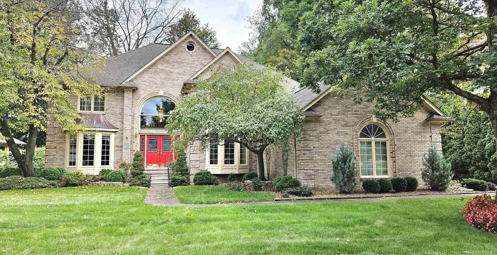 52380 Royal Forest Dr, Shelby Twp