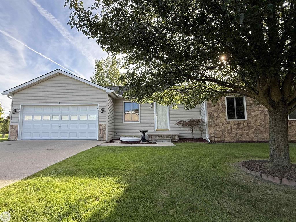 240 Ontario Ln, Marine City