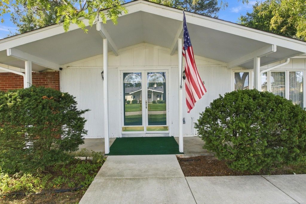 8318 Carriage Hill Dr, Shelby Twp
