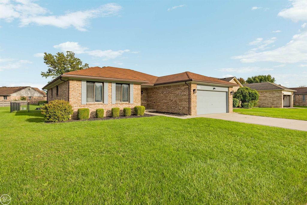 40802 Karen Ct, Clinton Township