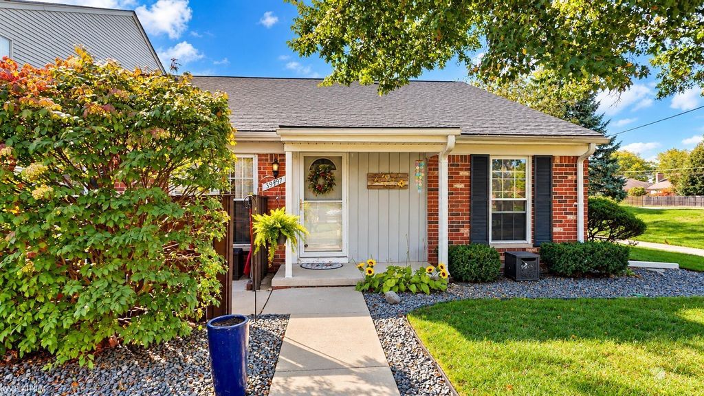 39497 Heatherheath Dr, Clinton Township