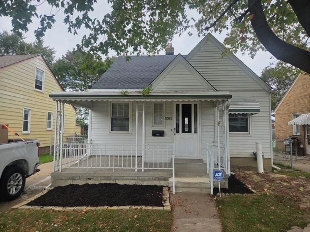 8059 Coolidge Rd, Center Line
