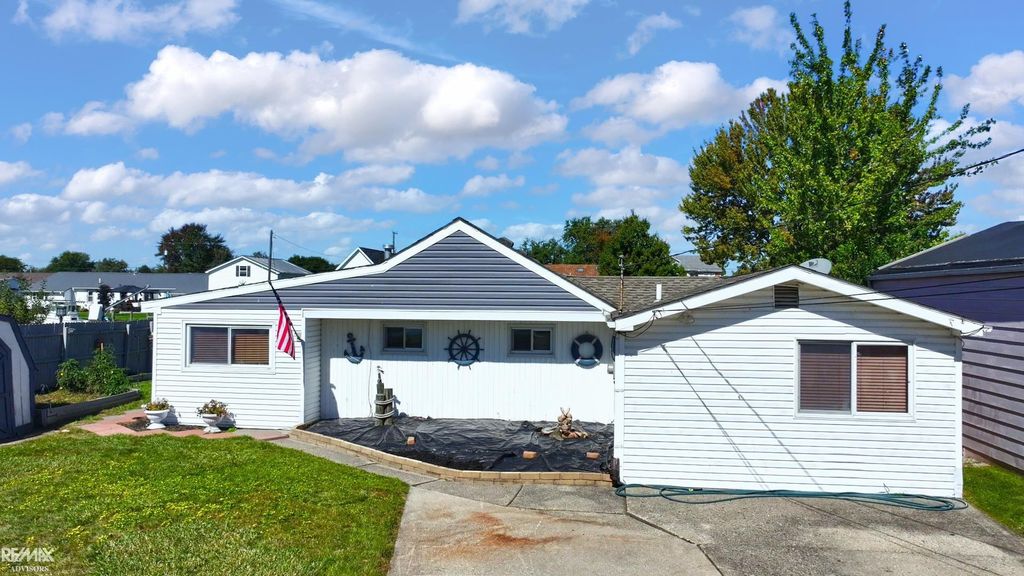 7248 Aqua Isle Dr, Algonac