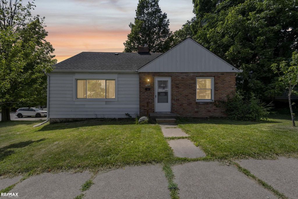 301 N East S St, Fenton city