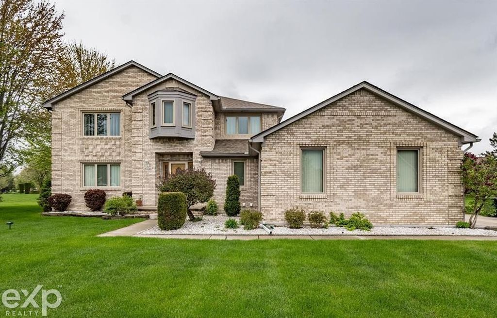 47630 Robins Nest Dr, Shelby Twp
