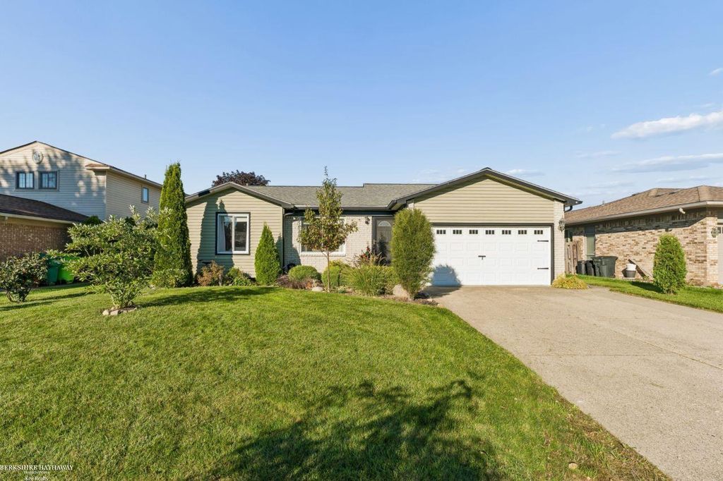 46595 Apple Ln, Macomb