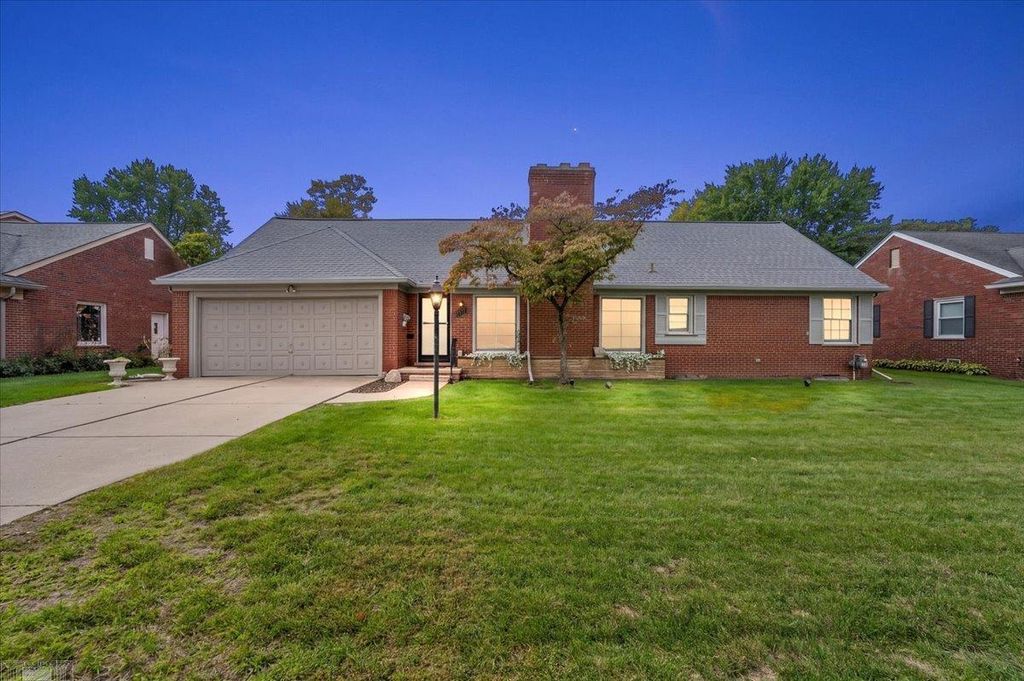 1111 S Renaud Rd, Grosse Pointe Woods
