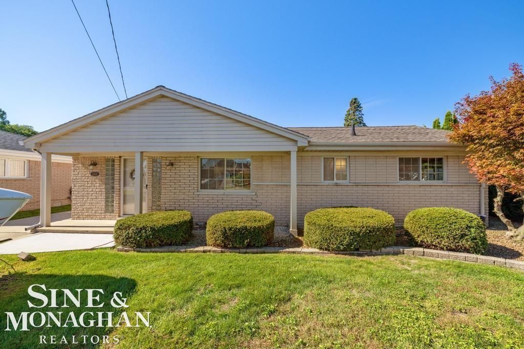 38015 Circle Dr, Harrison Twp