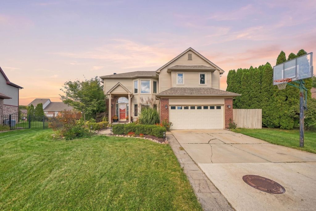 15791 Retreat Dr, Macomb