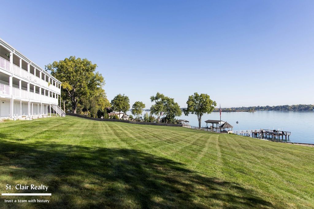 1501 N River Rd, Saint Clair