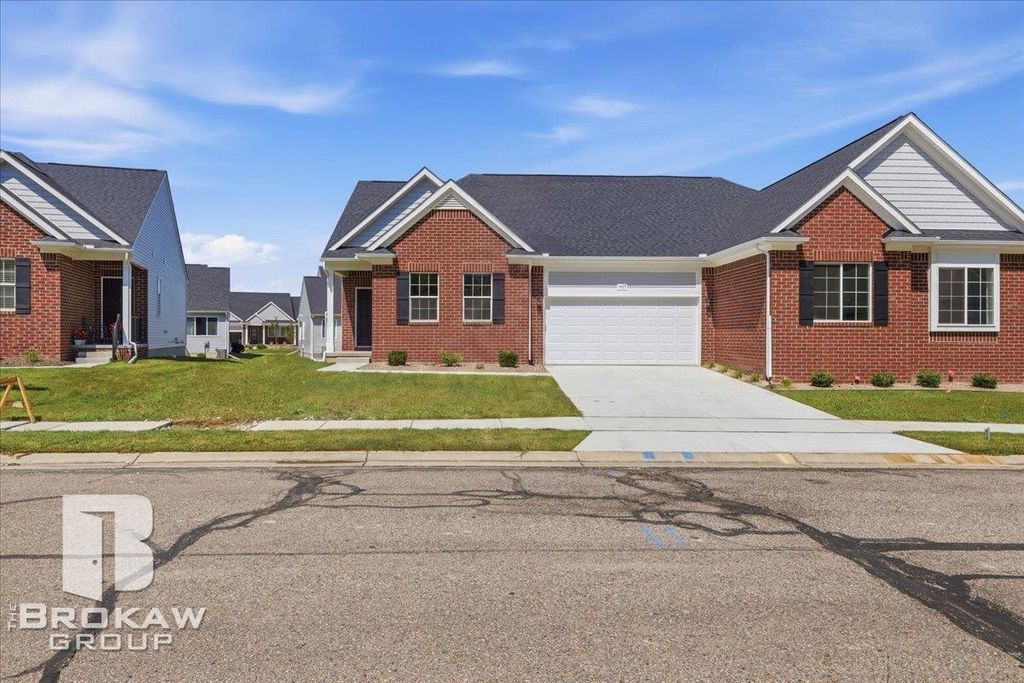 1435 Luxington Dr, Lapeer