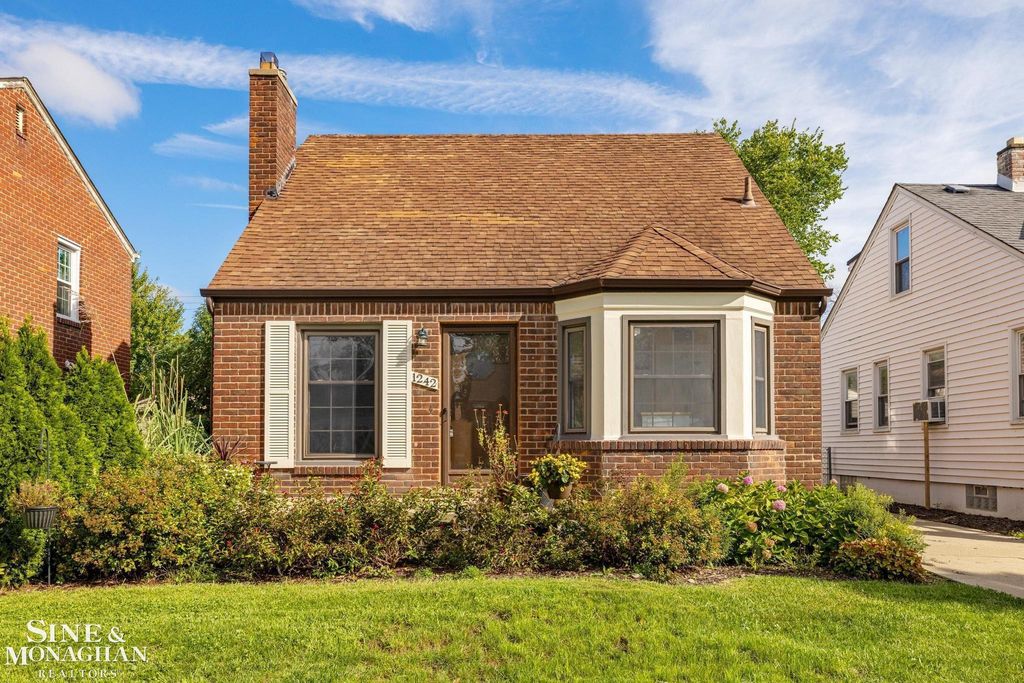 1242 Roslyn Rd, Grosse Pointe Woods