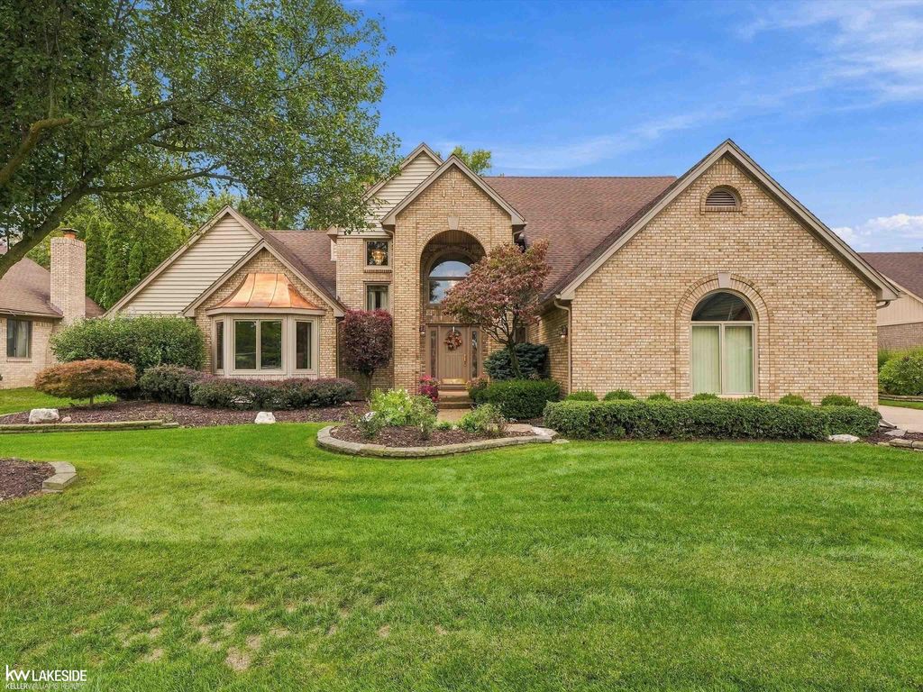 8825 Grace St, Shelby Twp