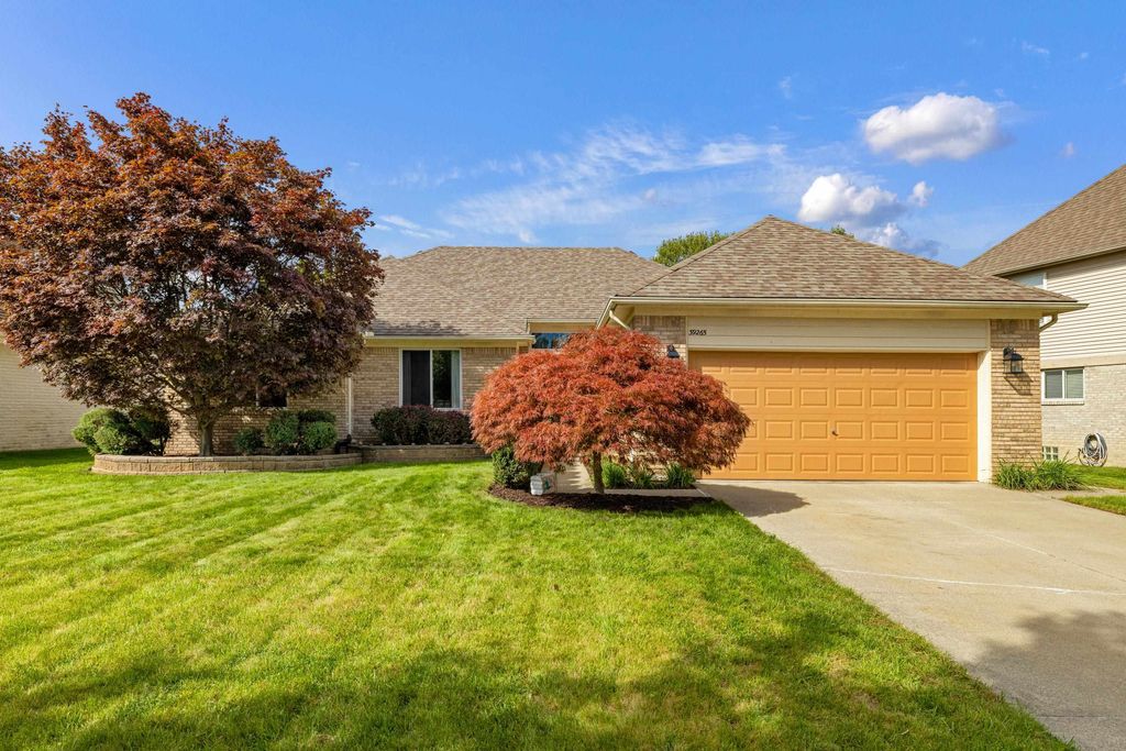 39265 Canterbury Dr, Harrison Twp