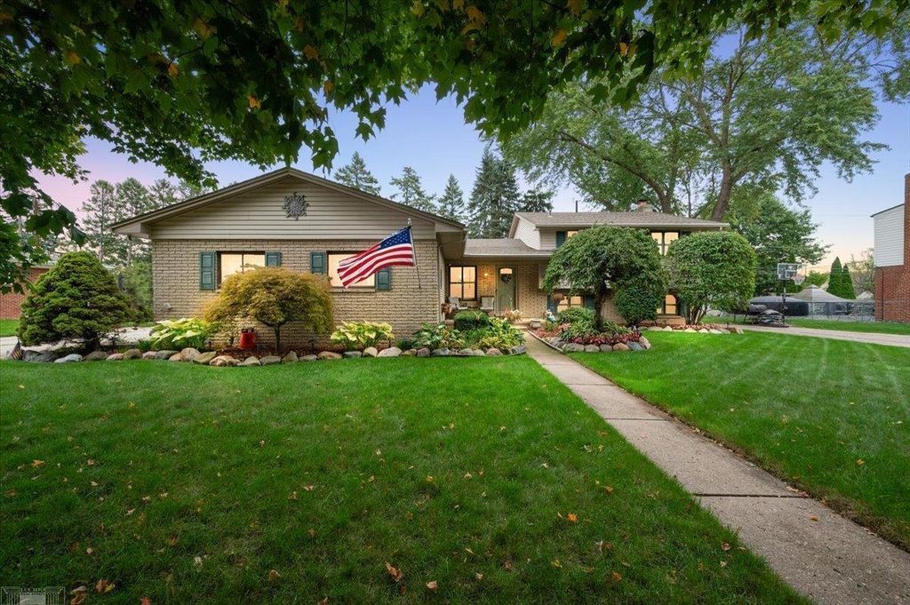 35772 Hilton Dr, Clinton Township