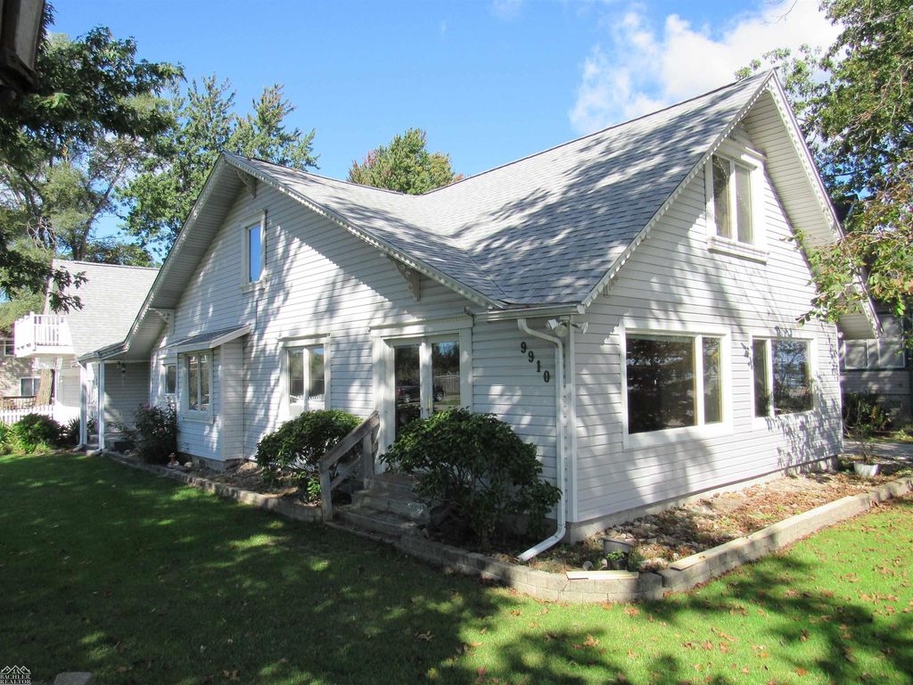 9910 N River Rd, Algonac