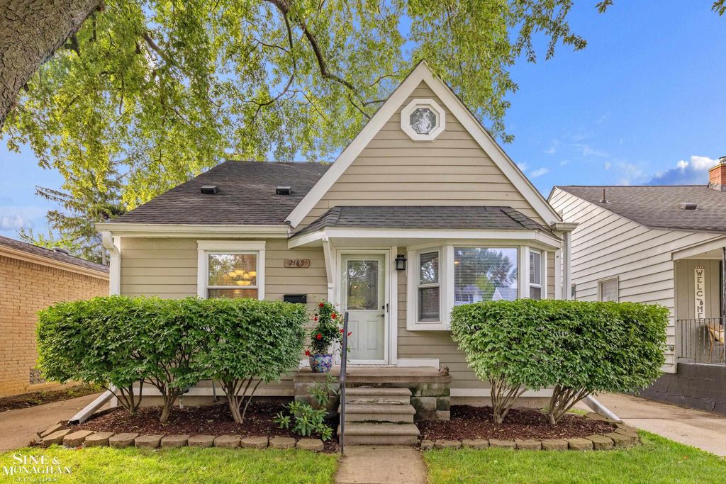 2189 Hollywood Ave, Grosse Pointe Woods