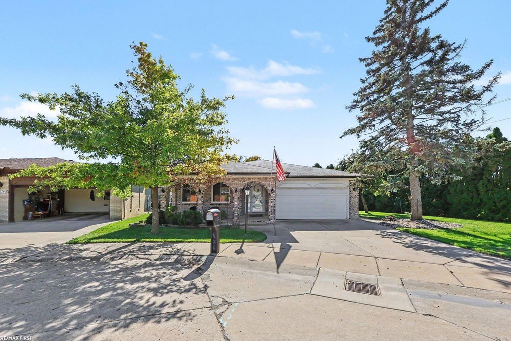 16306 E Hill Dr, Macomb
