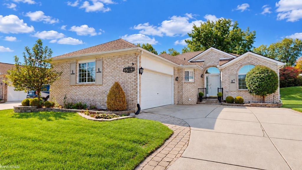42913 N Hampton Dr, Sterling Heights