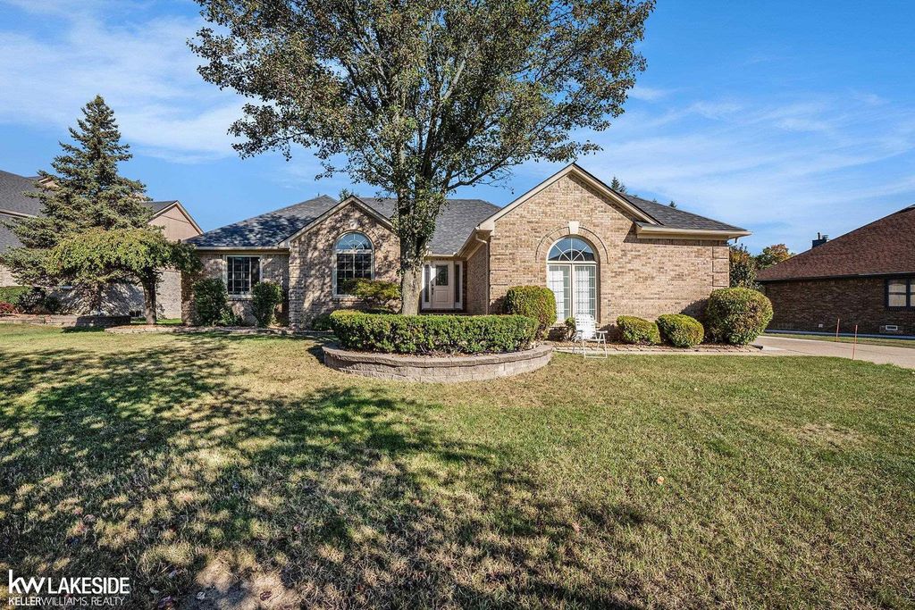 2679 Larch Dr, Sterling Heights
