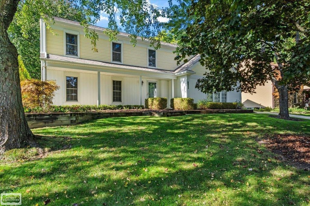 1037 E Fairview Ln, Rochester Hills