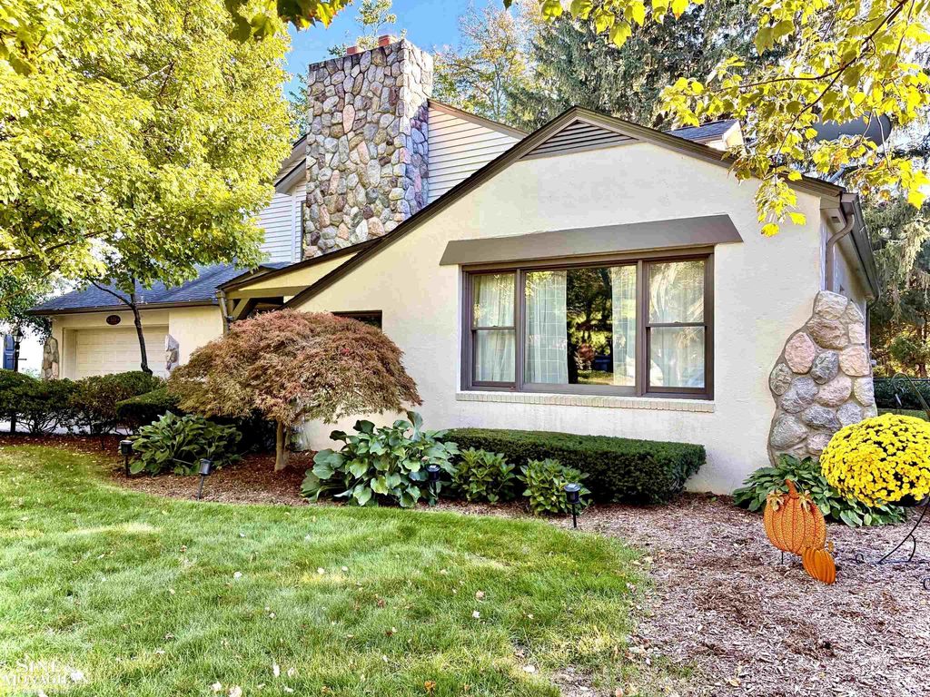 529 Lake Shore Ln, Grosse Pointe Woods