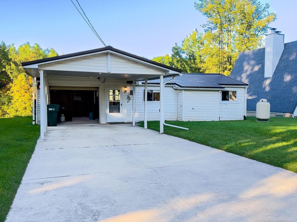 1049 Radov Dr, Gladwin