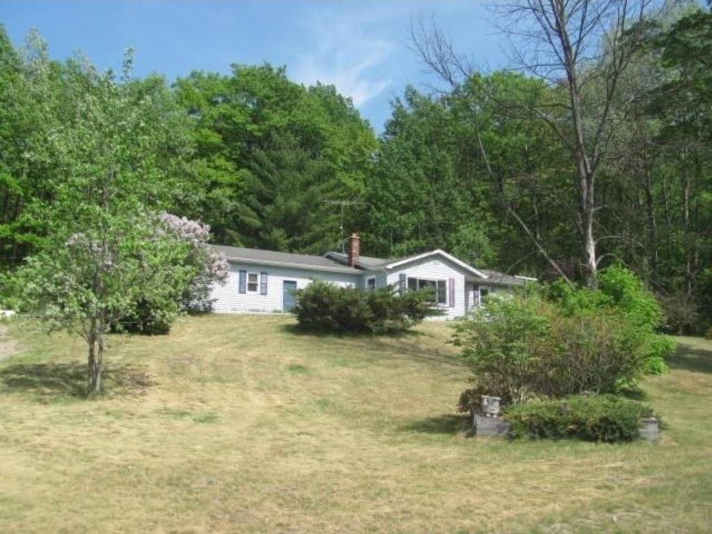 1930 N Mackinaw Trl, Cedar Creek township