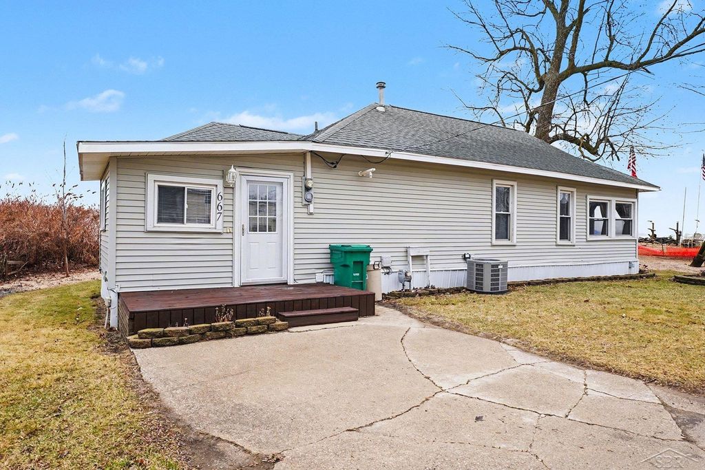 667 Bay Rd, Bangor charter township