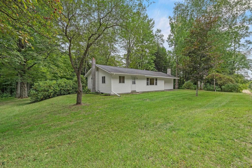 20686 Lakola Rd, Burdell township