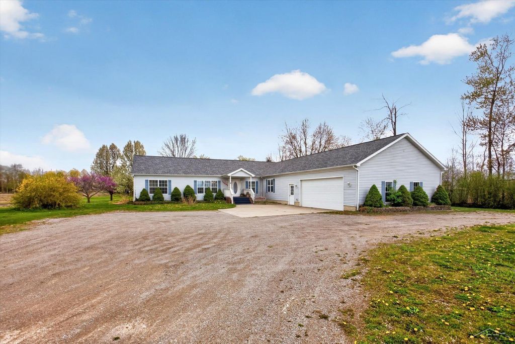 11087 Pierce Rd, Tittabawassee township