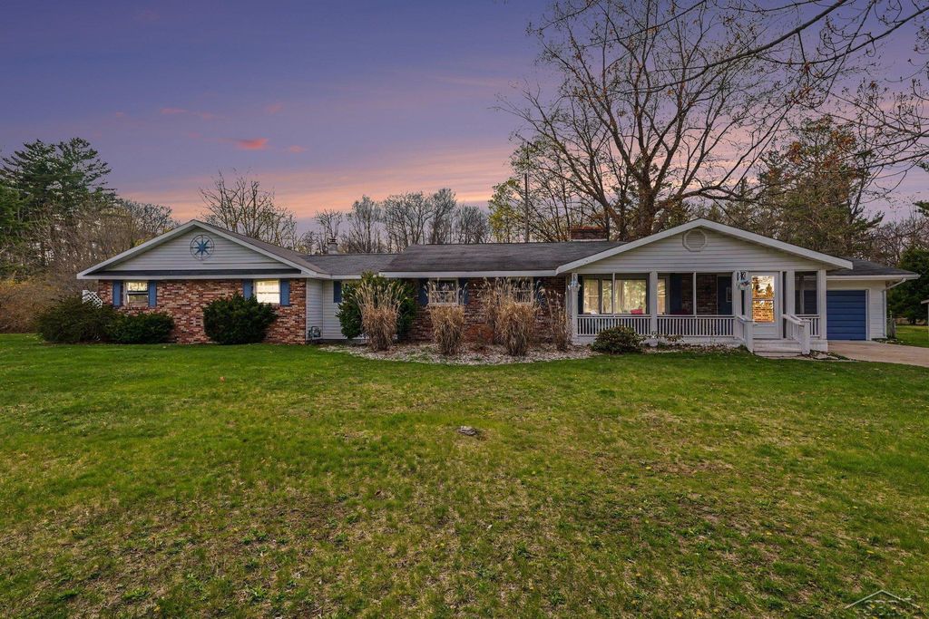 1596 Douglas Dr, Alabaster township