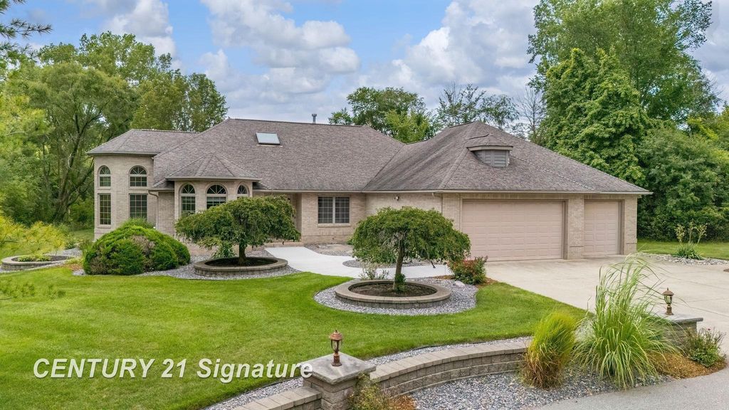 5790 Dunrovin Dr, Saginaw charter township