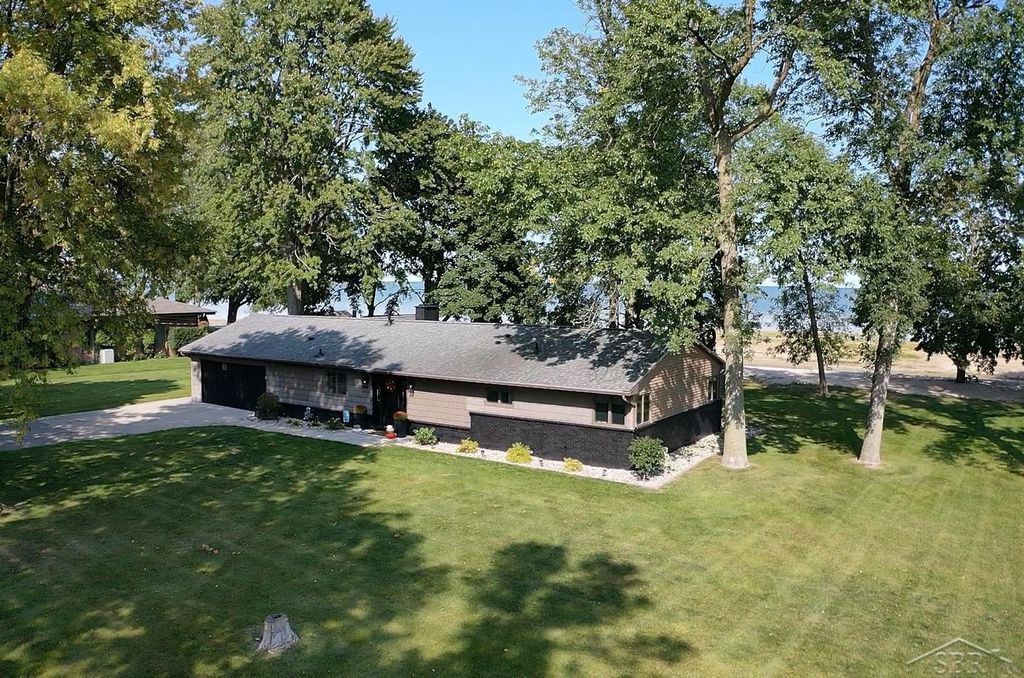 44 N Linwood Beach Rd, Fraser township