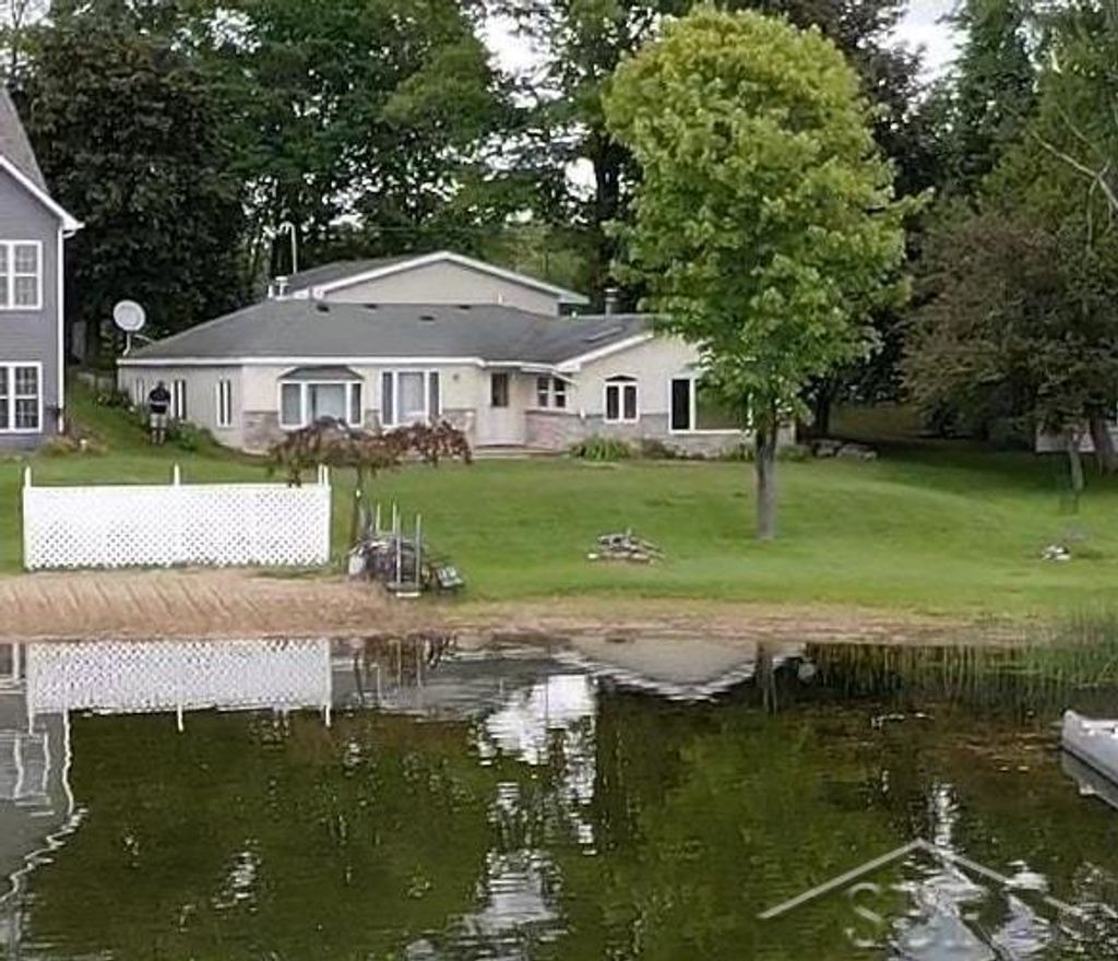 2298 La Plante Rd, Mills township