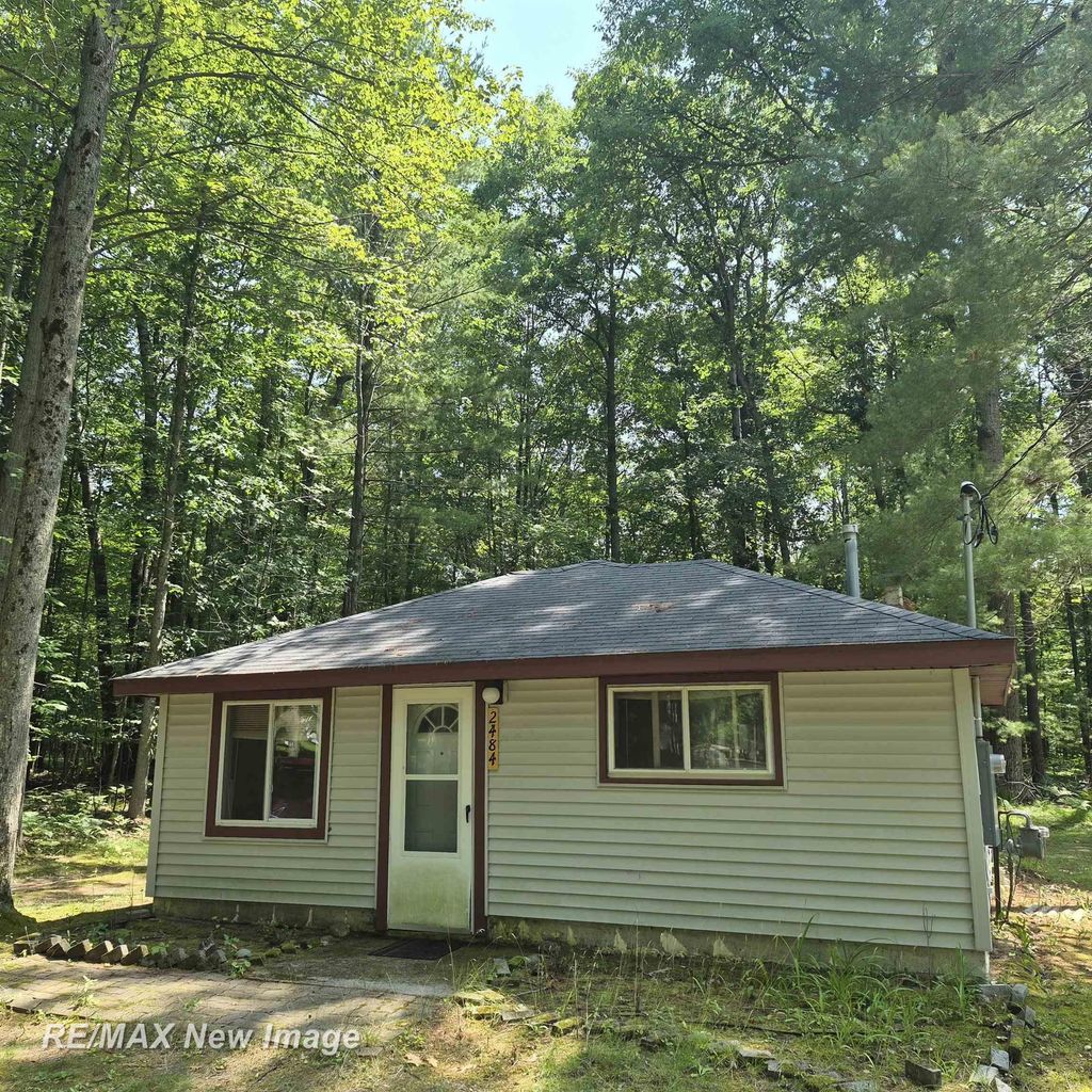 2484 Larry Dr, Mills township