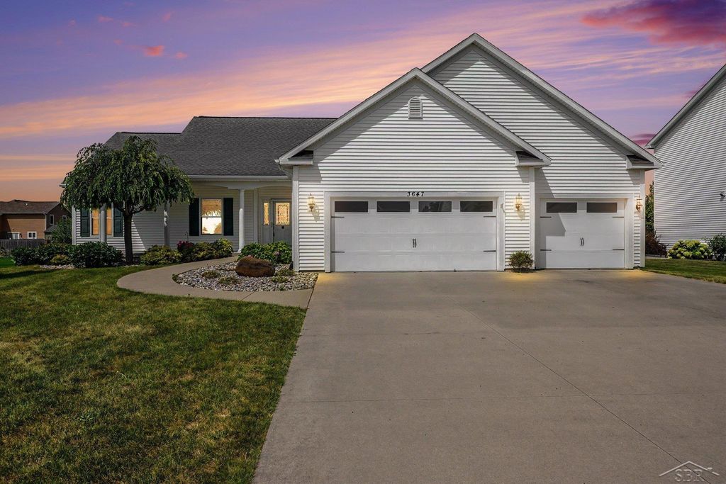 3647 Coachmans Ridge Dr, Saginaw charter township