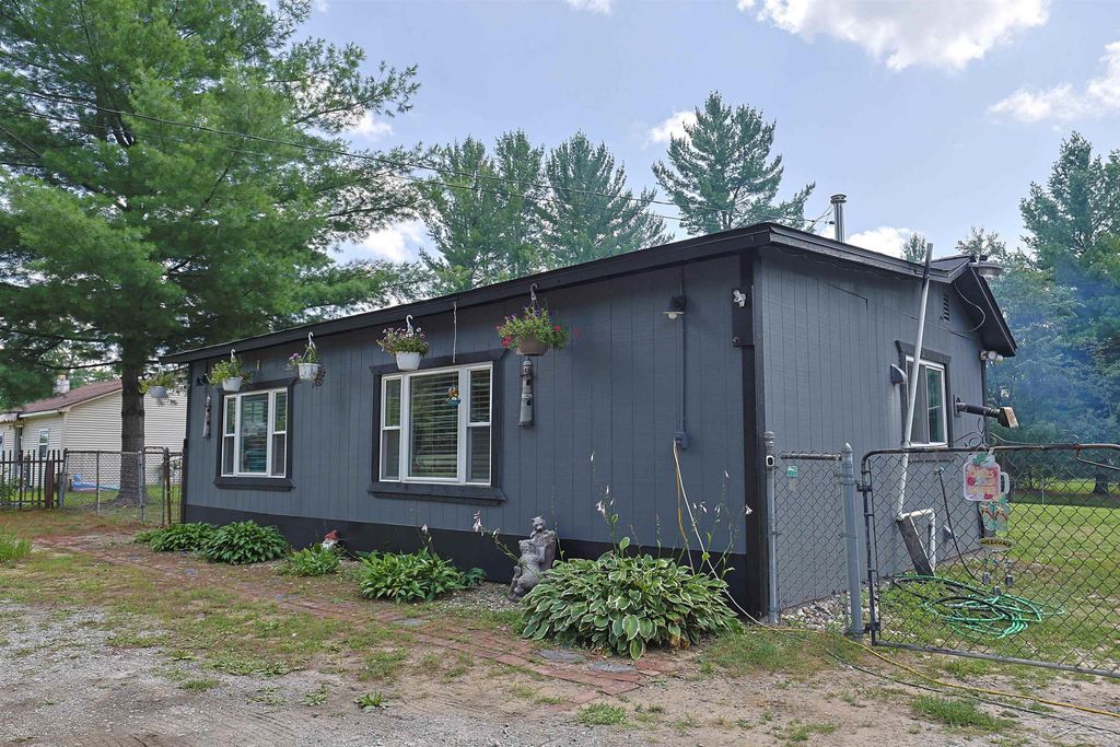 1520 Northwoods Dr, Mills township