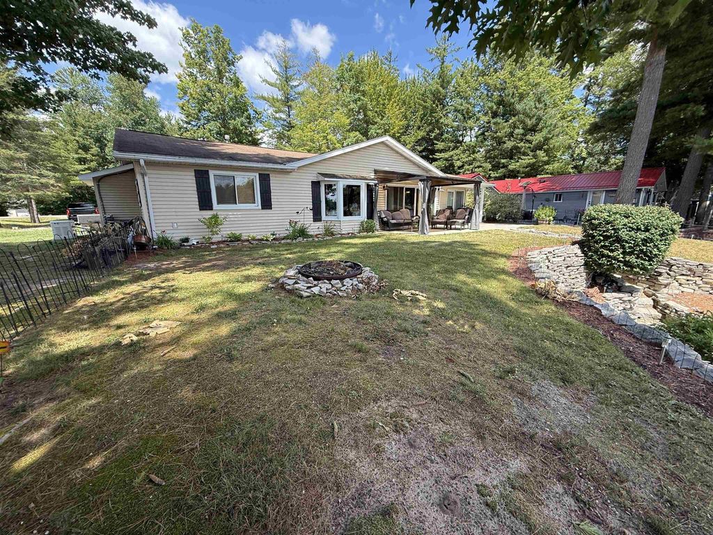 3422 E Pinecrest Dr, Gladwin
