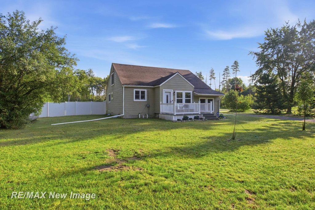 740 W Pine River Rd, Lee township