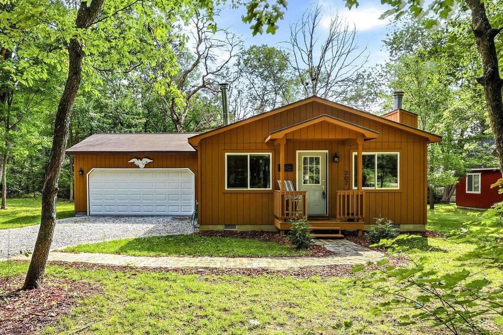 207 Butterfield Ln, Roscommon village
