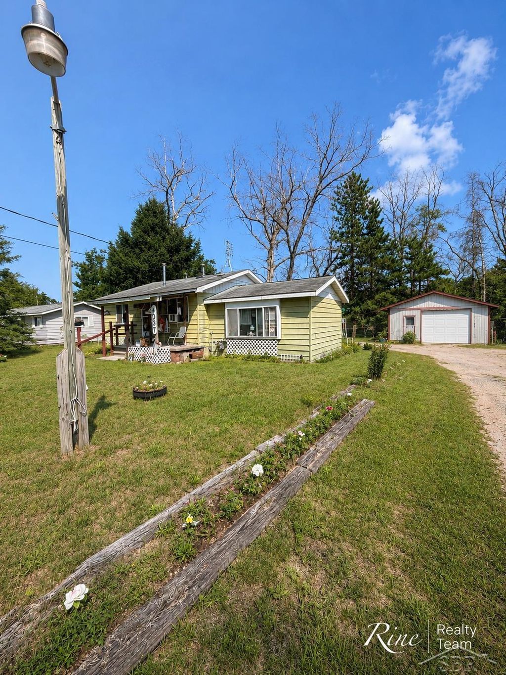 4037 Brookview Dr, Mills township