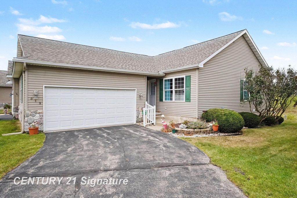 512 Hampton Lake Dr, Essexville