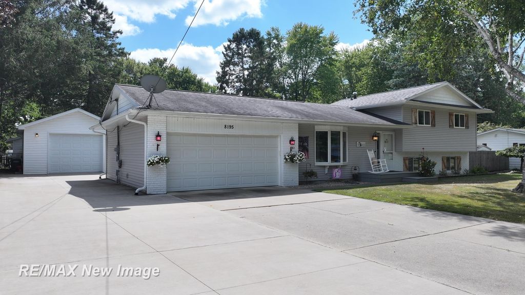 8195 Area Dr, Thomas township
