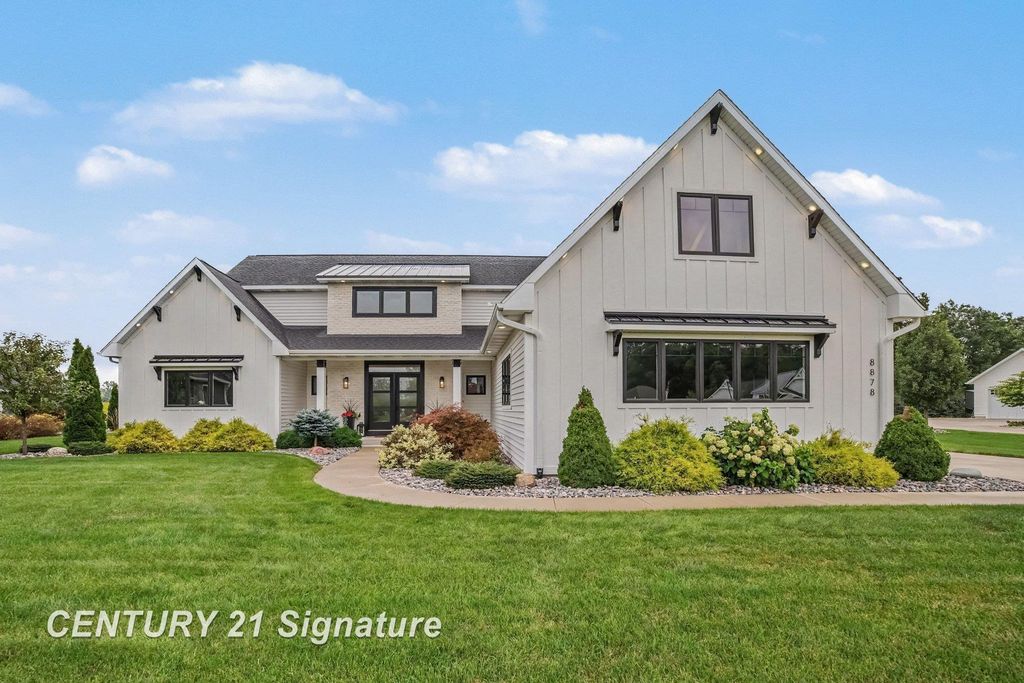 8878 N Meadows Ct, Tittabawassee township